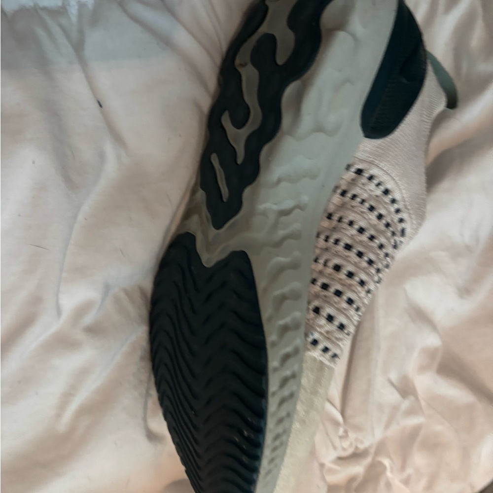 Nike women’s Phantom slip on shoes - Picture 5 of 6